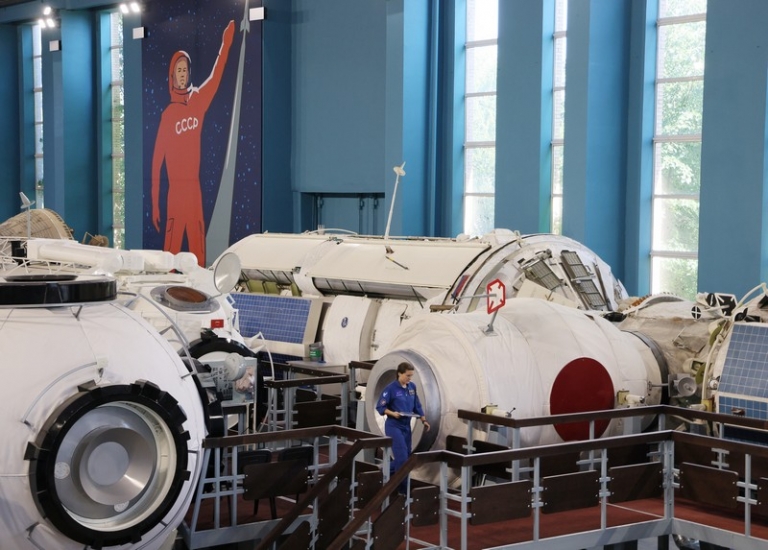 На фото: космонавт Роскосмоса Анна Кикина перед началом экзаменационной комплексной тренировки на тренажере российского сегмента МКС в Центре подготовки космонавтов имени Ю.А. Гагарина.