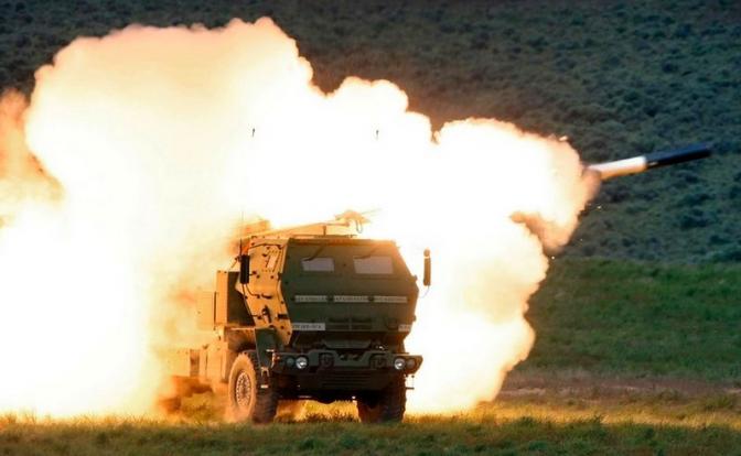 На фото: во время запуска высокомобильной артиллерийской ракетной системы (HIMARS) производства Lockheed Martin