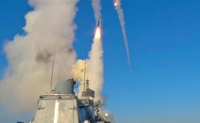 На фото: во время пуска крылатой ракеты "Калибр"