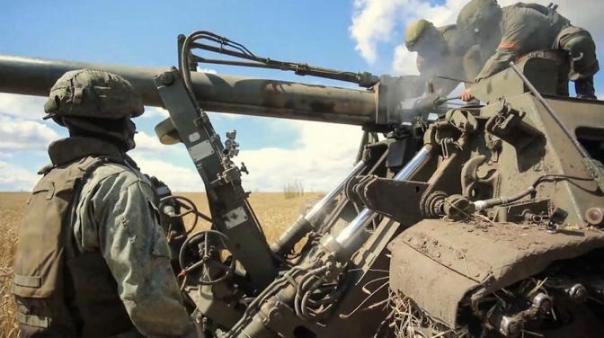 На фото: военнослужащие на 240-мм самоходном миномете 2С4 "Тюльпан" во время выполнкния боевых задач.