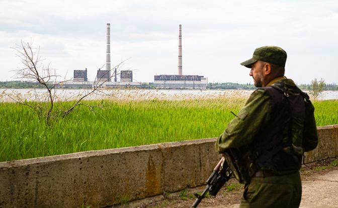 На фото: военнослужащий у Углегорской ТЭС.