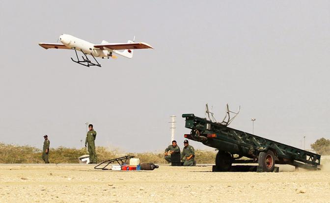 На фото: иранский барражирующий боеприпас Raad-85