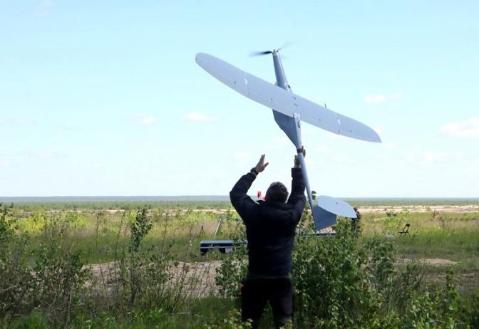 На фото: украинские военные во время учений с беспилотниками в приближенных к боевым условиях.