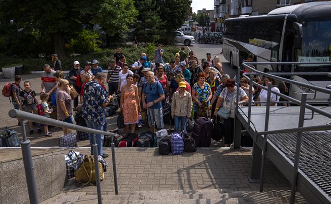 На фото: эвакуация мирных жителей из Покровска Донецкой области