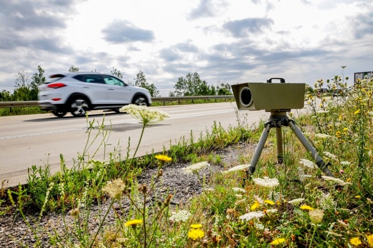 На фото: автомобиль проезжает мимо камеры камеры контроля скорости на шоссе A9. Система под названием «Односторонний датчик ES 8.0» может измерять автомобили, движущиеся близко друг к другу, даже по нескольким полосам, даже при очень интенсивном движении, Саксония, Видемар, Германия