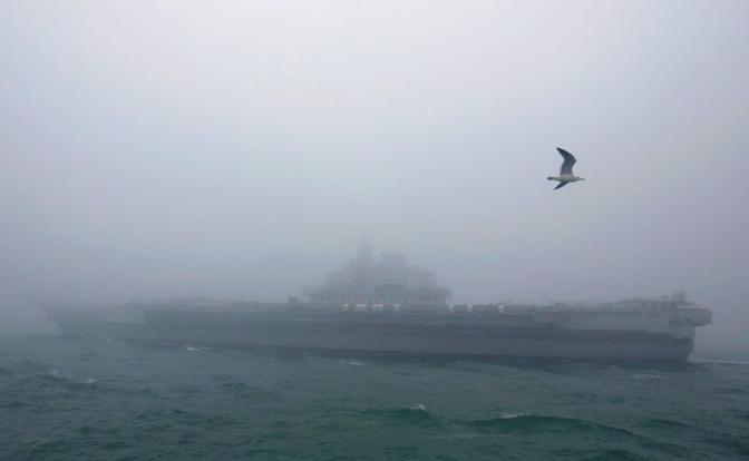 На фото: авианосец ВМС Народно-освободительной армии Китая (НОАК) «Ляонин»