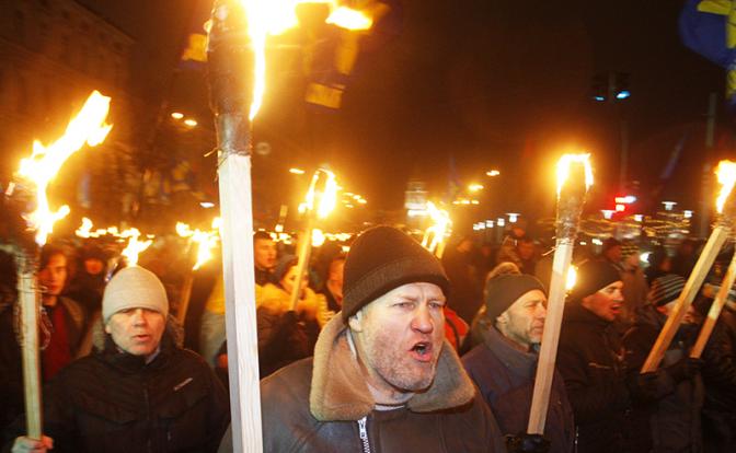 На фото: факельный марш в честь С.Бандеры в Киеве.
