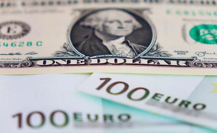 Новости курса валют: в Сбербанке снизились цены на доллары и евро