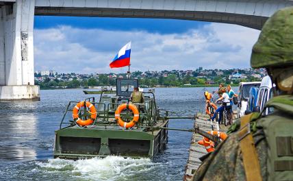 На фото: военный катер около понтонного парома во время переправы около Антоновского моста через реку Днепр, Херсонская область