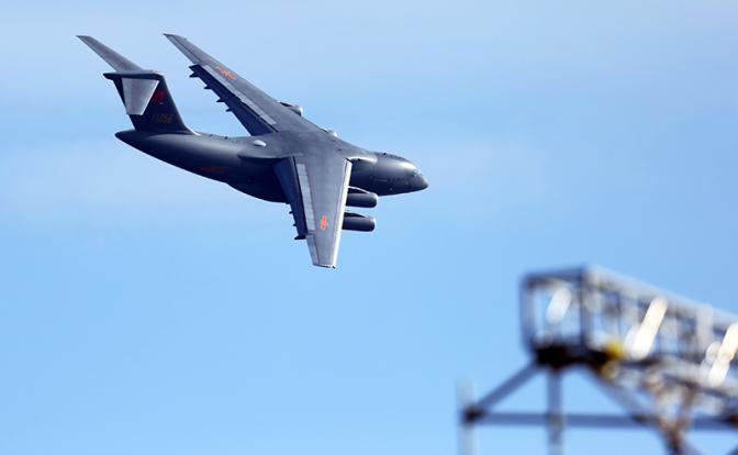 На фото: китайский тяжёлый военно-транспортный самолёт Y-20.