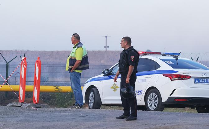 На фото: сотрудник полиции у аэродрома Саки, на котором произошли взрывы в поселке Новофедоровка.