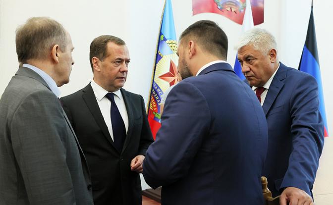 На фото: визит зампреседателя Совбеза РФ Медведева в Луганск