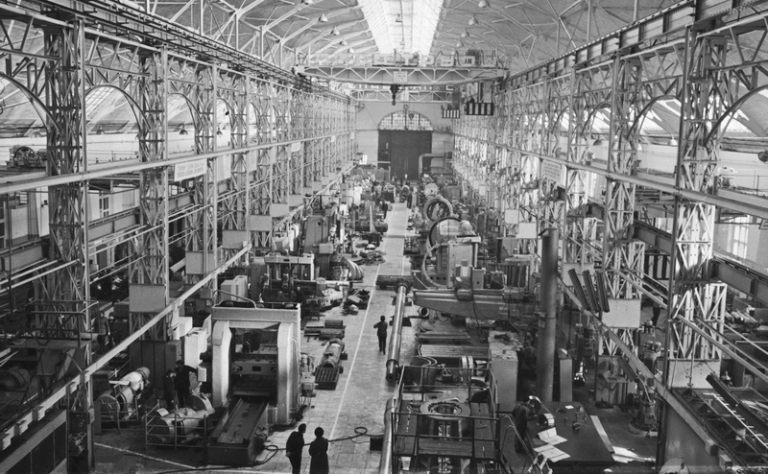 На фото: механосборочный цех завода, Владивосток, Приморский край, 1974 год