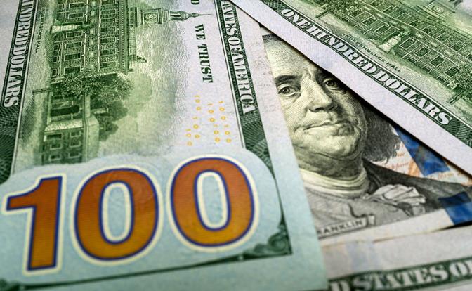 Курс валют сегодня: доллар растёт, а евро падает на торгах