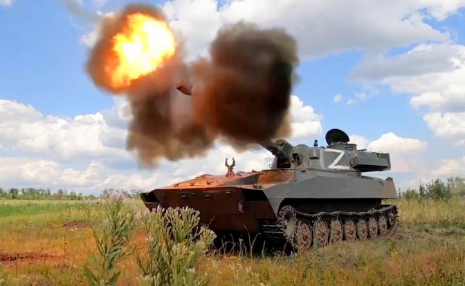 На фото: военнослужащие артиллерийского полка 2 корпуса Народной Милиции ЛНР проводят стрельбу агитационными снарядами из 122-мм самоходных артиллерийских установок 2С1 "Гвоздика" по позициям ВСУ.