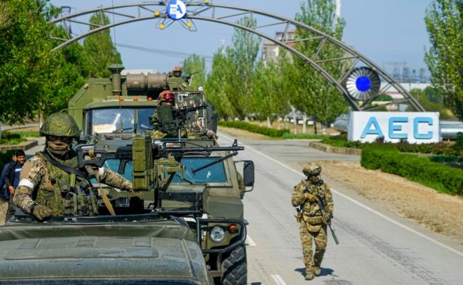На фото: российские военнослужащие у Запорожской АЭС, Энергодар