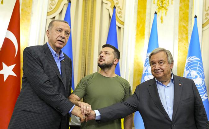 На фото: президенты Турции Реджеп Тайип Эрдоган, Украины Владимир Зеленский и генеральный секретарь ООН Антониу Гутерриш (слева направо) после трехсторонних переговоров