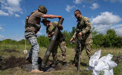 На фото: украинские военнослужащие устанавливают миномет