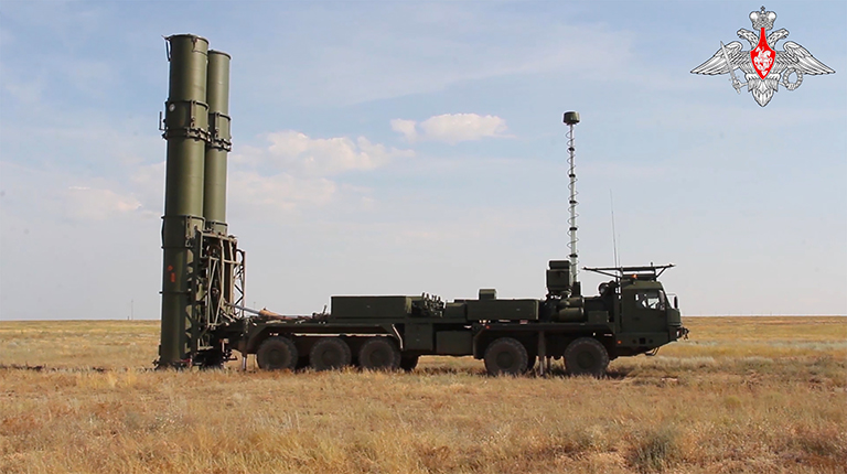 На фото: новейшая зенитная ракетная система (ЗРС) С-500