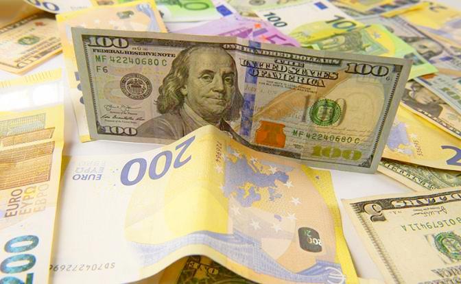 Новости курса валют: в Сбербанке упали цены на доллары и евро