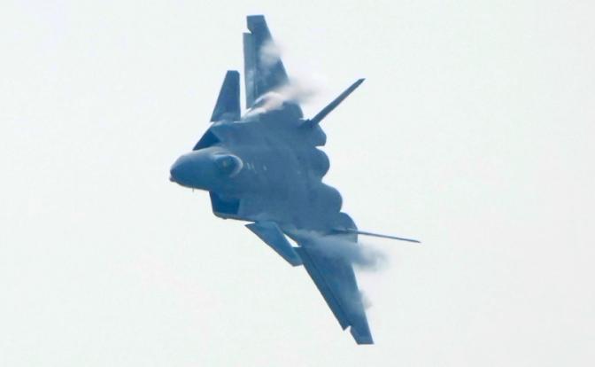 На фото: китайский стелс-истребитель пятого поколения Chengdu J-20