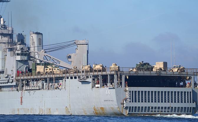 На фото: десантный корабль-док класса Whidbey Island ВМС США "Ганстон Холл" (LSD-44)