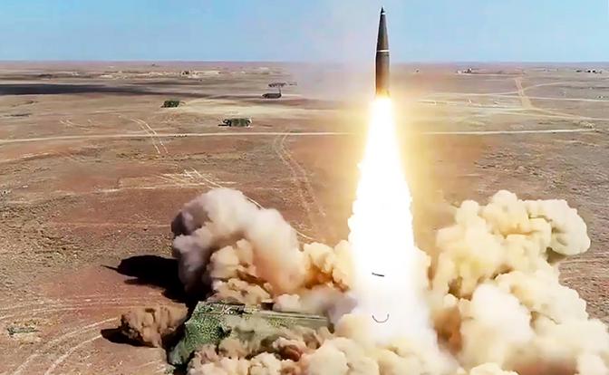 На фото: пуск ракеты оперативно-тактического ракетного комплекса (ОТРК) "Искандер-М"