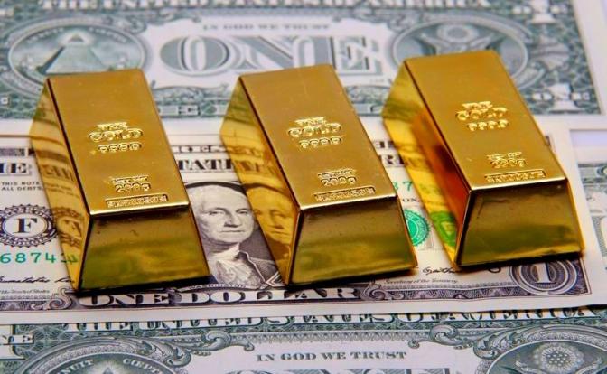Китай меняет бесполезные доллары на золото, Россия поступает наоборот