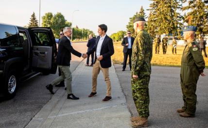 На фото: генеральный секретарь НАТО Йенс Столтенберг и премьер-министр Канады Джастин Трюдо посетили военную авиабазу в Колд-Лейке. На фото: генсек НАТО Йенс Столтенберг и премьер-министр Канады Джастин Трюдо (слева направо)