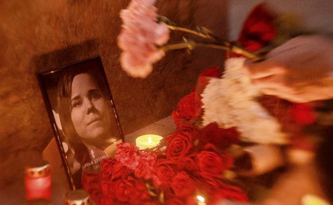 На фото: цветы и портрет журналистки у скульптуры "Весть" в Брюсовом переулке в рамках акции "Свеча памяти", посвященной погибшей журналистке Дарье Дугиной