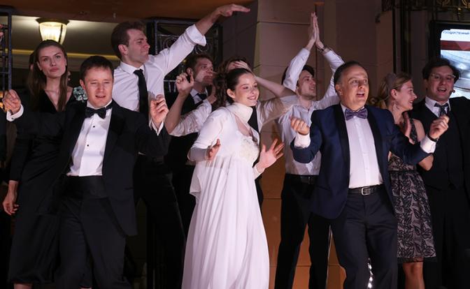 На фото: актерский состав на сцене в завершении уличного концерта, посвященного закрытию 101-ого сезона Государственного академического театра им. Евгения Вахтангова.