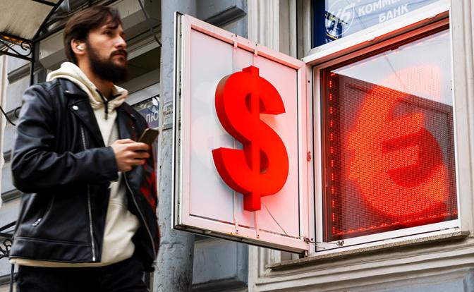 Новости курса валют: Сбербанк снизил цены на доллары и евро