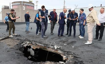 На фото: прибытие миссии МАГАТЭ на Запорожскую АЭС,  по станции был произведен обстрел со стороны ВСУ