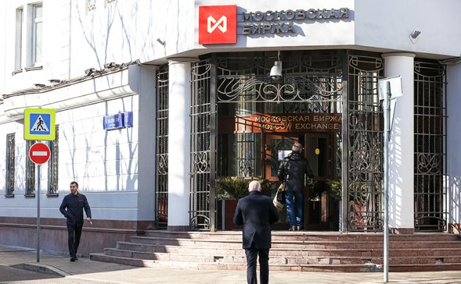 Мосбиржа остановила валютные торги