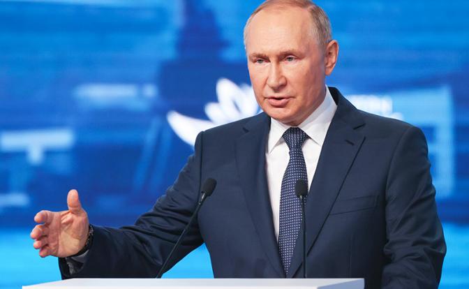 На фото: президент РФ Владимир Путин во время выступления на пленарном заседании Восточного экономического форума-2022