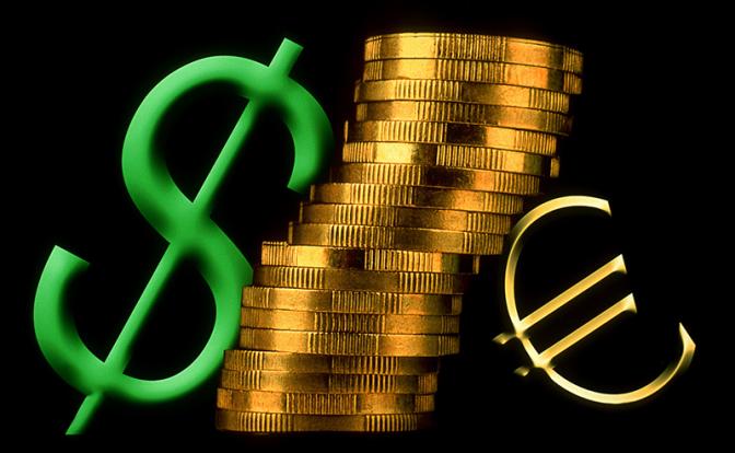 Новости курса валют: в Сбербанке рухнули цены на доллары и евро