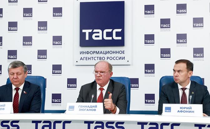 На фото: заместитель председателя ЦК КПРФ Дмитрий Новиков, лидер КПРФ Геннадий Зюганов и заместитель председателя ЦК КПРФ Юрий Афонин (слева направо) во время брифинга в информационном агентстве ТАСС по итогам единого дня голосования.