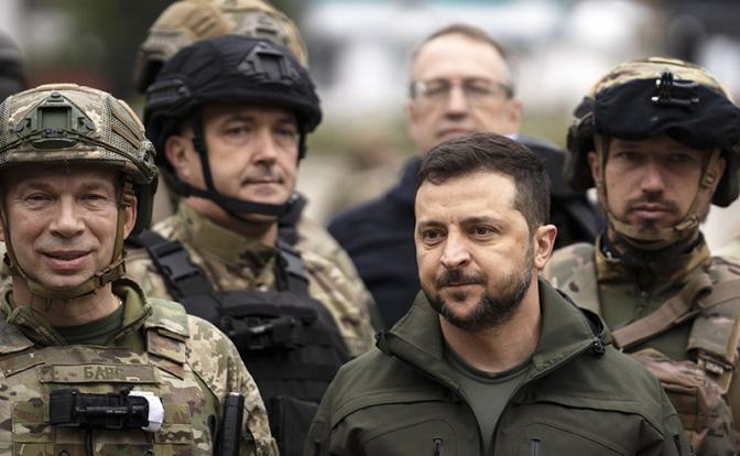 На фото: президент Украины Владимир Зеленский приехал в Харьковскую область