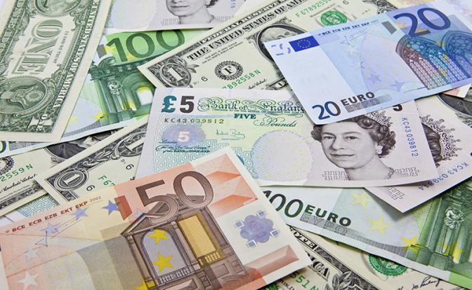 Доллар, евро или юань? Во что россиянам вкладывать деньги