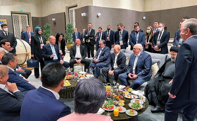 На фото: президент Турции Реджеп Тайип Эрдоган, президент Азербайджана Ильхам Алиев, президент Таджикистана Эмомали Рахмон, президент РФ Владимир Путин, президент Белоруссии Александр Лукашенко и президент Ирана Ибрахим Раиси (в центре слева направо)