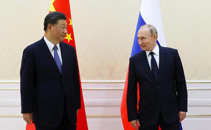 На фото: председатель КНР Си Цзиньпин и президент РФ Владимир Путин (слева направо) во время встречи в рамках заседания Совета глав государств - членов Шанхайской организации сотрудничества (ШОС).