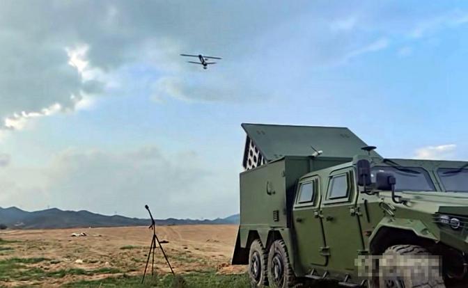 На фото: Беспилотник-смертник может быть оснащен осколочной или кумулятивной боевой частью, способной пробить 10 см брони и уничтожить танки и легкую бронетехнику.