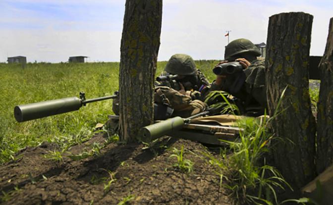 На фото: военнослужащие во время использования прибора ночного видения четвертого поколения 1 ПН 141-1 и новейшего тепловизора 1-ПН-140-2 «Шахин»
