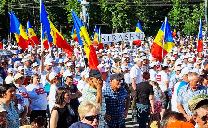 Кишиневский «майдан» готов снести прорумынскую Санду