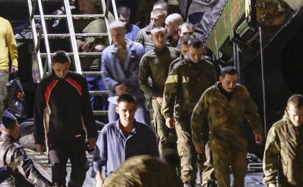 На фото: военнослужащие выходят из самолета Ил-76 в аэропорту. В результате обмена пленными с Украиной в Россию доставлены 55 военных ВС РФ, ЛНР и ДНР.