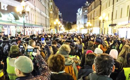 На фото: участники несанкционированной акции протеста против частичной мобилизации, объявленной президентом РФ Владимиром Путиным.