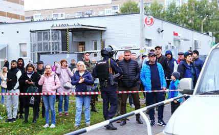 На фото: ситуация у школы № 88, где в результате стрельбы погибли не менее 6 человек и 20 получили ранения. Мужчина, устроивший стрельбу, покончил с собой.