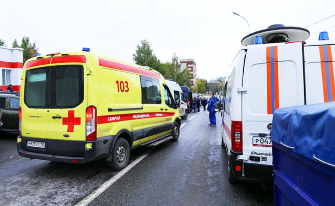 На фото: автомболи скорой помощи у школы № 88, где в результате стрельбы погибли не менее 6 человек и 20 получили ранения.