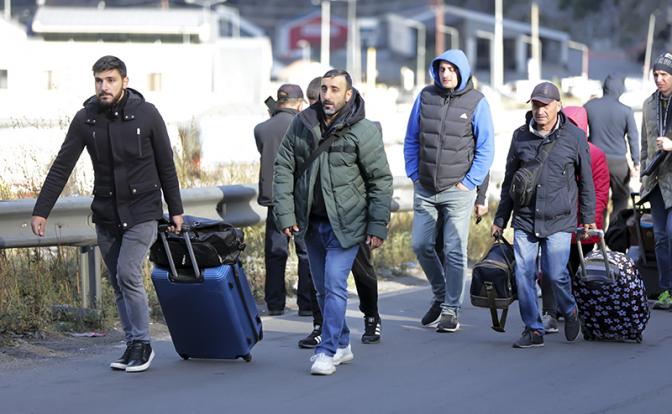 Стало известно о получающих повестки на границе с Грузией россиянах