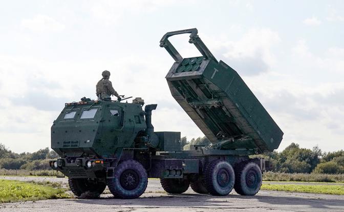 На фото: реактивная система залпового огня HIMARS